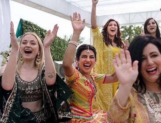 प्रियंका की गर्ल गैंग का 'नाइट आउट', ईशा अंबानी के घर बनाई आइसक्रीम