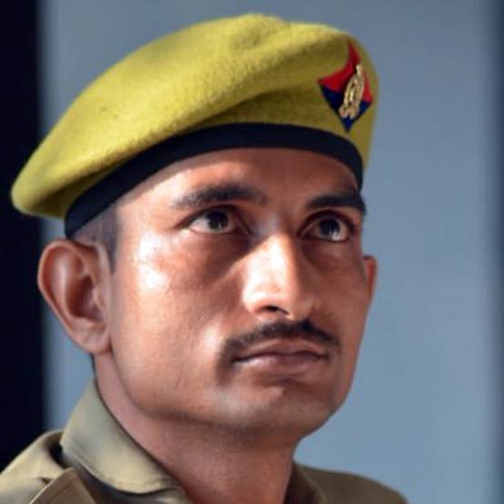 थाने में लोटा-बाल्टी लेकर आईं महिलाएं, सिर झुकाकर बैठ गया SHO