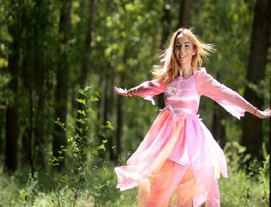 गर्मियों में इस रंग के कपड़े पहनने से मिलेगी राहत, चिलचिलाती धूप में रहेंगे कूल