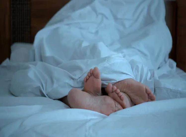 ऑफिस में संबंध बना रहा था कपल, अचानक आ गई लड़के की मां और फिर...