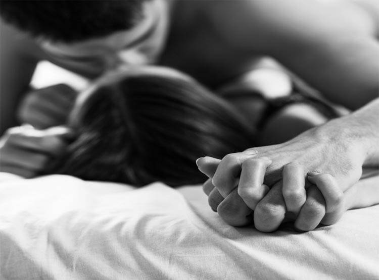 ऑफिस में संबंध बना रहा था कपल, अचानक आ गई लड़के की मां और फिर...