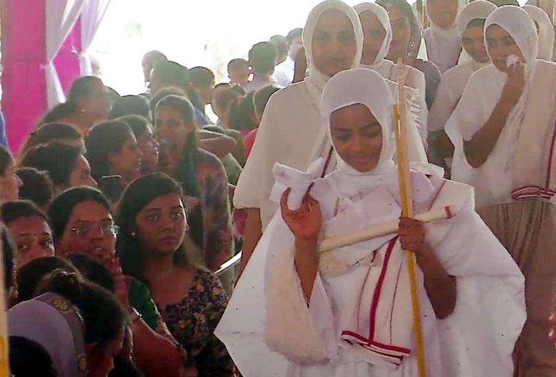 पहले दुल्हन की तरह सजी फिर 12 साल की बच्ची ने लिया वैराग्य