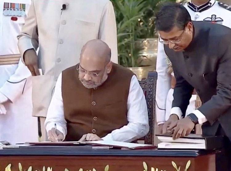 कारोबार के भी जीनियस हैं अमित शाह, इन शेयरों पर लगाते हैं दांव