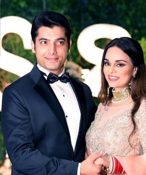 Photos:शादी के महीने बाद टीवी एक्टर शरद मल्होत्रा ने दी रिसेप्शन पार्टी