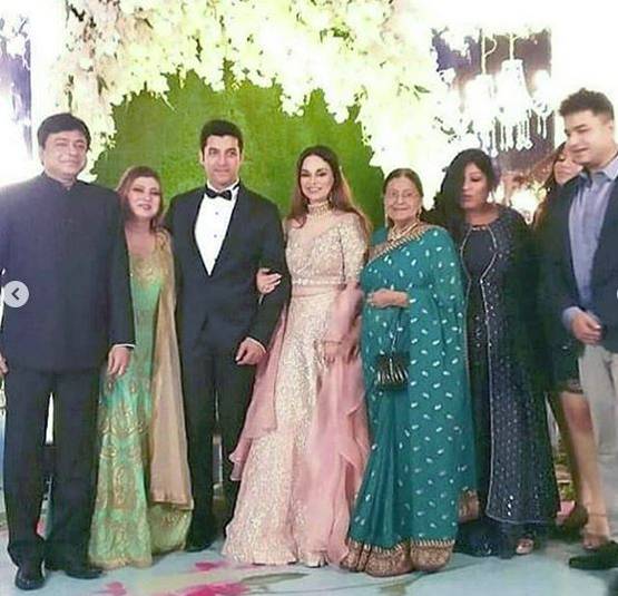 Photos:शादी के महीने बाद टीवी एक्टर शरद मल्होत्रा ने दी रिसेप्शन पार्टी