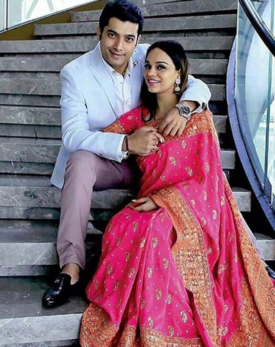 Photos:शादी के महीने बाद टीवी एक्टर शरद मल्होत्रा ने दी रिसेप्शन पार्टी