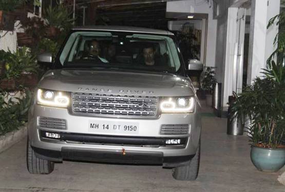 टशन में निकले देओल ब्रदर्स, रेंज रोवर में सनी, रेड फरारी में दिखे बॉबी