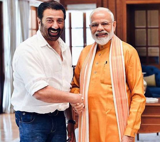 निरहुआ से हेमा मालिनी तक, जानें 21 सितारों में कौन जीता-कौन हारा