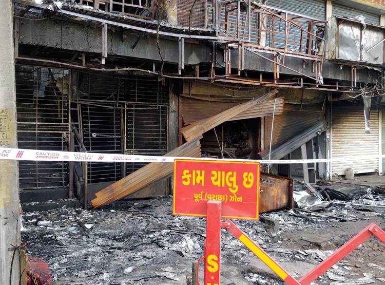 Surat Fire: खतरे में पड़ सकती थी 250 स्कूली बच्चों की जान