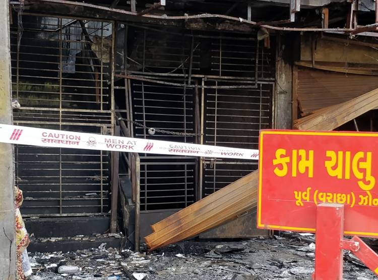 Surat Fire: खतरे में पड़ सकती थी 250 स्कूली बच्चों की जान