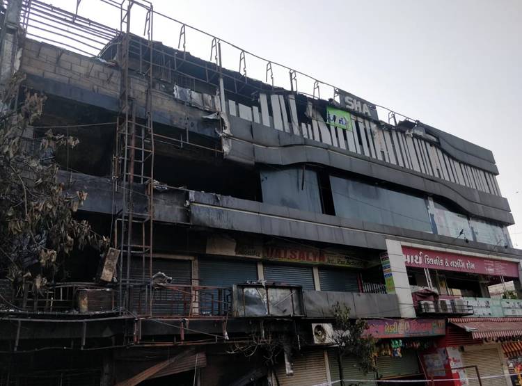 Surat Fire: खतरे में पड़ सकती थी 250 स्कूली बच्चों की जान