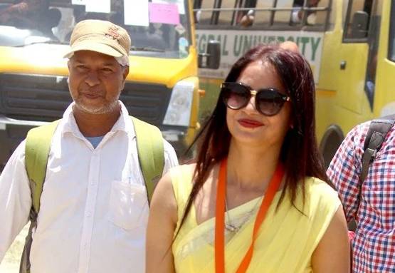 पीली साड़ी में फोटो VIRAL, जानें क्या बोली चर्चित पोलिंग ऑफिसर?