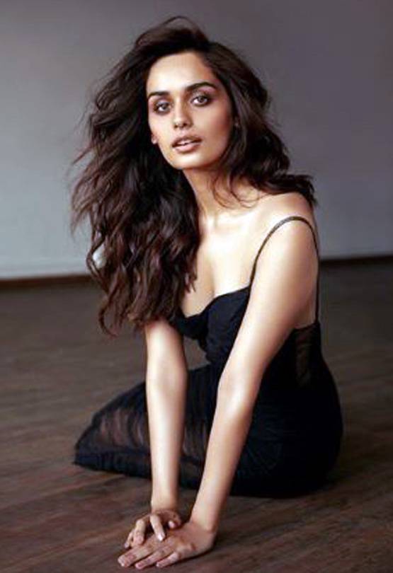 ब्लैक गाउन में मानुषी छिल्लर का ग्लैमरस अवतार, तस्वीरें वायरल