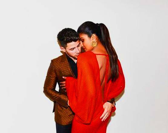 कान्स में प्रियंका का रेड लुक आउट, निक संग दिखी रोमांट‍िक केमिस्ट्री