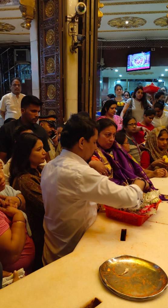 अमेठी में पूरी हुई मन्नत, नंगे पांव स‍िद्धि‍व‍िनायक के दर पहुंचीं स्मृति ईरानी