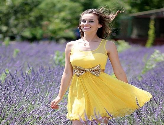 गर्मियों में इस रंग के कपड़े पहनने से मिलेगी राहत, चिलचिलाती धूप में रहेंगे कूल