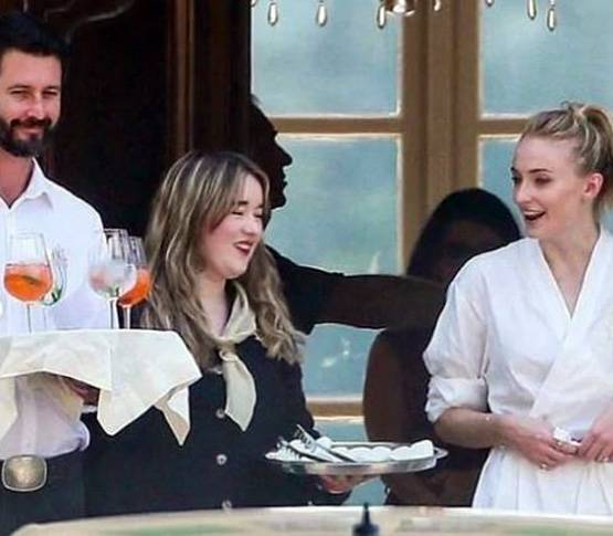 शादी से पहले सोफी टर्नर ने होस्ट की पूल पार्टी, प्रियंका-निक भी हुए शामिल