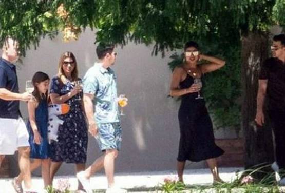 शादी से पहले सोफी टर्नर ने होस्ट की पूल पार्टी, प्रियंका-निक भी हुए शामिल