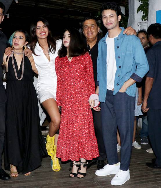 घुटने में चोट के बावजूद द स्काई इज पिंक की पार्टी में पहुंचीं प्रियंका