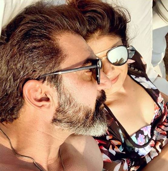 तो इस एक्टर को डेट कर रही हैं 46 साल की पूजा बत्रा, तस्वीर से खुला राज