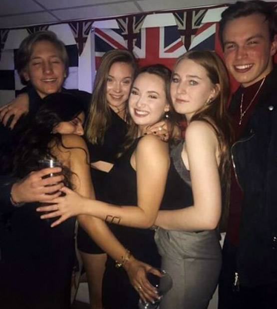 दोस्तों संग शाहरुख खान की बेटी सुहाना की पार्टी, फोटो वायरल