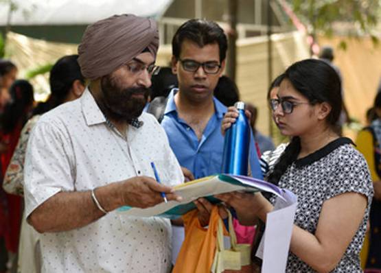 DU के इन कॉलेजों की फीस में हुई बढ़ोतरी, देने होंगे एक्स्ट्रा पैसे