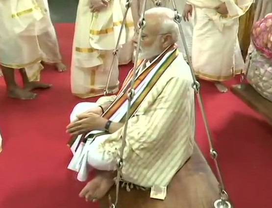 गुरुवायूर मंदिर: कमल के फूलों से तौले गए मोदी, जानें क्या है तुलाभारम?
