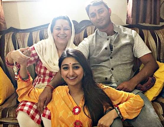 कुछ ऐसी है 'ये रिश्ता क्या कहलाता है' के सितारों की असली फैमिली, Photos