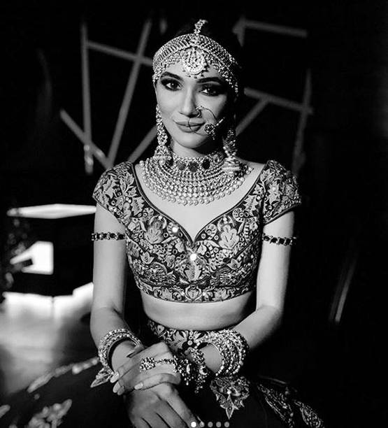 ब्राइडल लुक में 'रोबोट बहू', ब्लैंक एंड व्हाइट तस्वीरों में लगीं गॉर्जियस