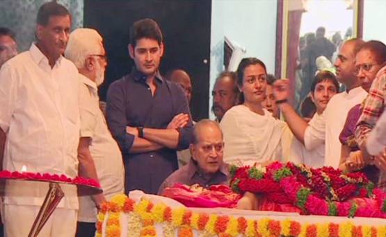 एक्टर महेश बाबू ने मां विजया निर्मला को दी अंत‍िम व‍िदाई, भावुक द‍िखा पर‍िवार