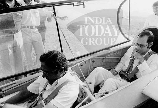 पेड़ पर गिरा था इंदिरा के बेटे संजय गांधी का विमान, ऐसे निकालना पड़ा शव