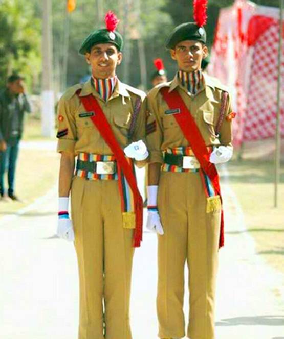 कौन हैं जुड़वा भाई परिणव और अभिनव, जो सेना में एक साथ बने अफसर