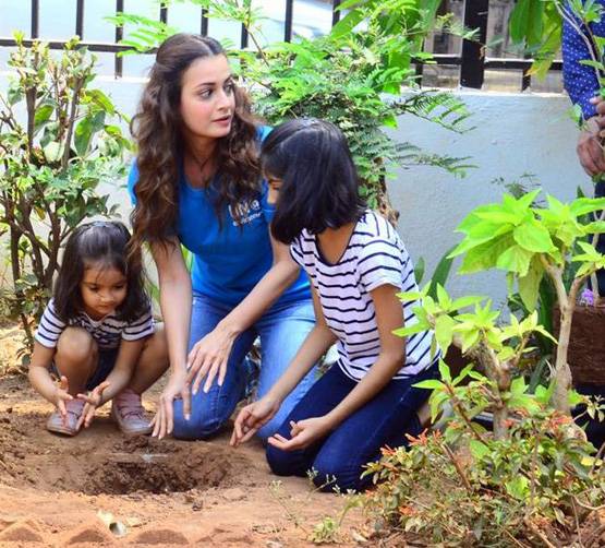 विश्व पर्यावरण दिवस पर टाइगर श्रॉफ-दिया मिर्जा ने लगाए पेड़, PHOTOS
