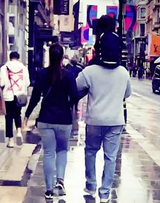 लंदन में शॉपिंग पर निकले सैफ-करीना, पापा के कंधों पर बैठे दिखे तैमूर