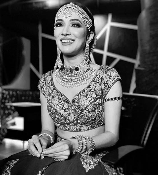 ब्राइडल लुक में 'रोबोट बहू', ब्लैंक एंड व्हाइट तस्वीरों में लगीं गॉर्जियस