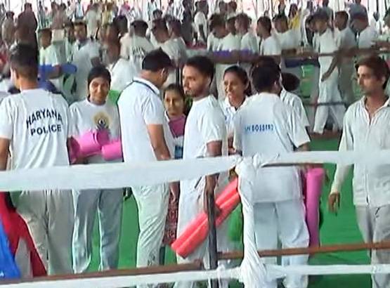 योग दिवस: CM के जाते ही रोहतक में चटाई लूटने के लिए मची मारामारी