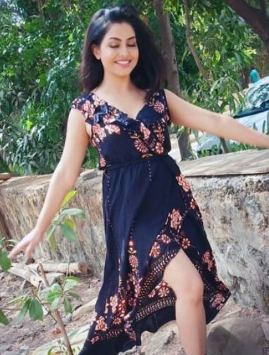 अंगूरी भाबी की ग्लैमरस तस्वीरें, शॉर्ट ड्रेस में यूं कर रहीं रिलैक्स