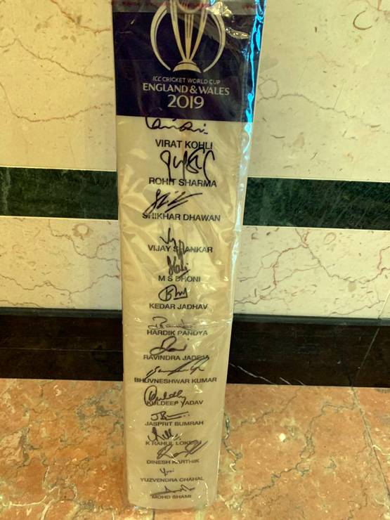 मालदीव के राष्ट्रपति को मोदी ने गिफ्ट किया बैट, इन दिग्गजों के हैं ऑटोग्राफ