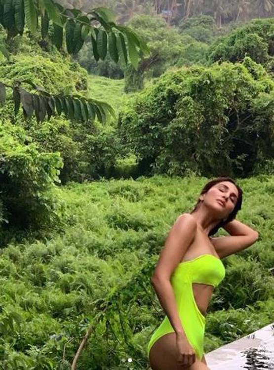 गोवा में गर्ल गैंग संग वाणी कपूर, मनोकनी में दिखा सिजलिंग अवतार