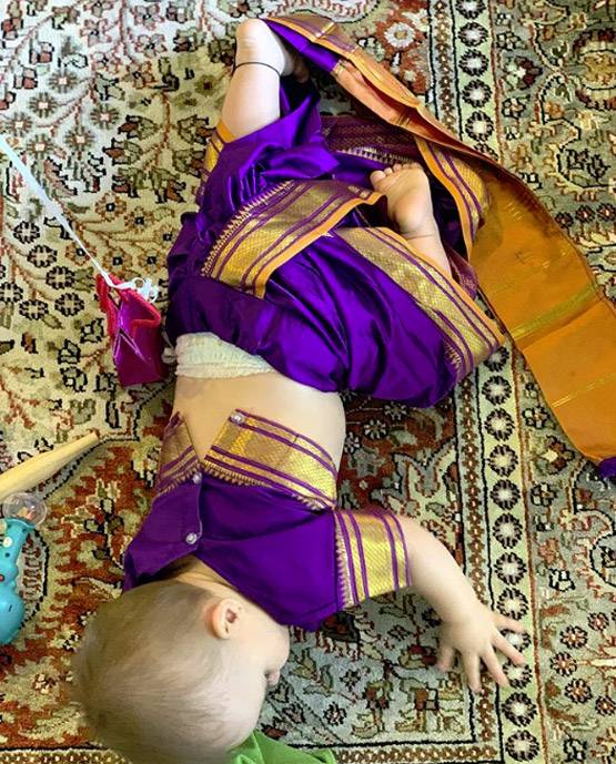 लीजा रे ने मनाया बेटियों का पहला बर्थडे, मिनी साड़ी में दिखीं ट्विंस