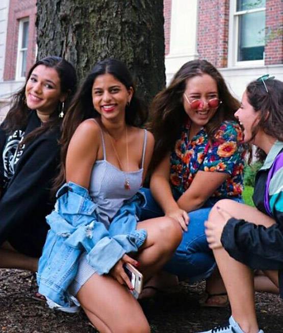 दोस्तों संग शाहरुख खान की बेटी सुहाना की पार्टी, फोटो वायरल