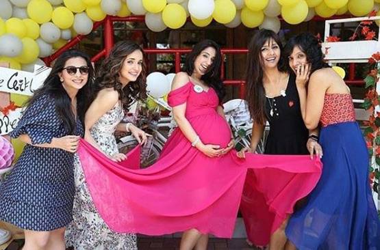 इस प्यार को...स्टार्स का गेट टुगेदर, बरुण की पत्नी ने फ्लॉन्ट किया बेबी बंप