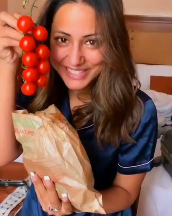 पेरिस में हिना खान ने रखा रोजा, गिफ्ट में मिली ये खास चीज