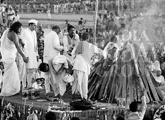 पेड़ पर गिरा था इंदिरा के बेटे संजय गांधी का विमान, ऐसे निकालना पड़ा शव