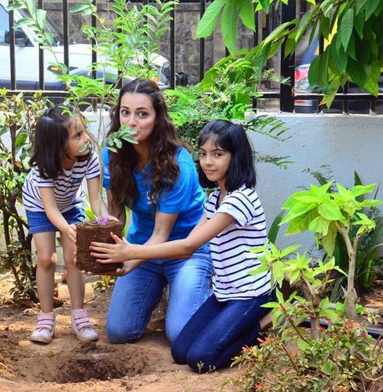 विश्व पर्यावरण दिवस पर टाइगर श्रॉफ-दिया मिर्जा ने लगाए पेड़, PHOTOS