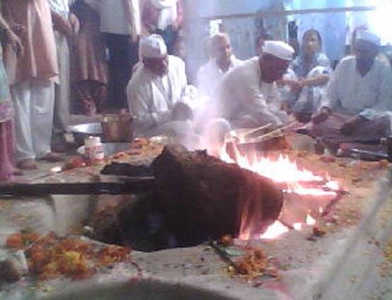 रंग बदलता है कश्मीर के खीर भवानी मंदिर का कुंड, जानें खासियत