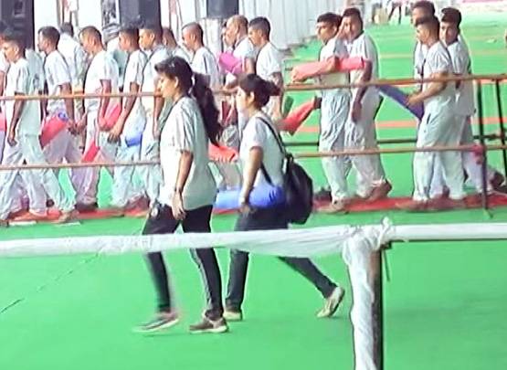 योग दिवस: CM के जाते ही रोहतक में चटाई लूटने के लिए मची मारामारी