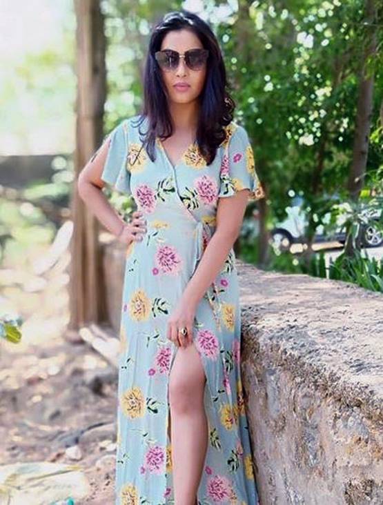 अंगूरी भाबी की ग्लैमरस तस्वीरें, शॉर्ट ड्रेस में यूं कर रहीं रिलैक्स