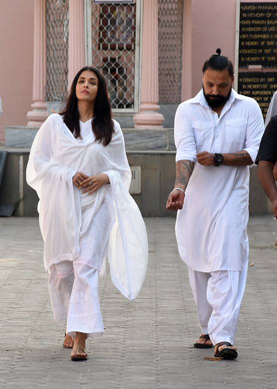 अमिताभ के सेक्रेटरी शीतल जैन का निधन, अंतिम संस्कार में पहुंचा बच्चन परिवार