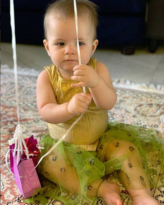 लीजा रे ने मनाया बेटियों का पहला बर्थडे, मिनी साड़ी में दिखीं ट्विंस